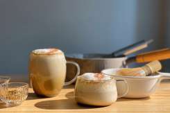 Hojicha – Ceaiul japonez prăjit care cucerește lumea. O alternativă mai blândă și aromată decât matcha