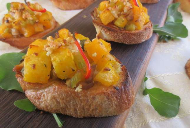 Aperitive pentru zile reci, foarte ușor de gătit - bruschetta cu dovleac şi brânză