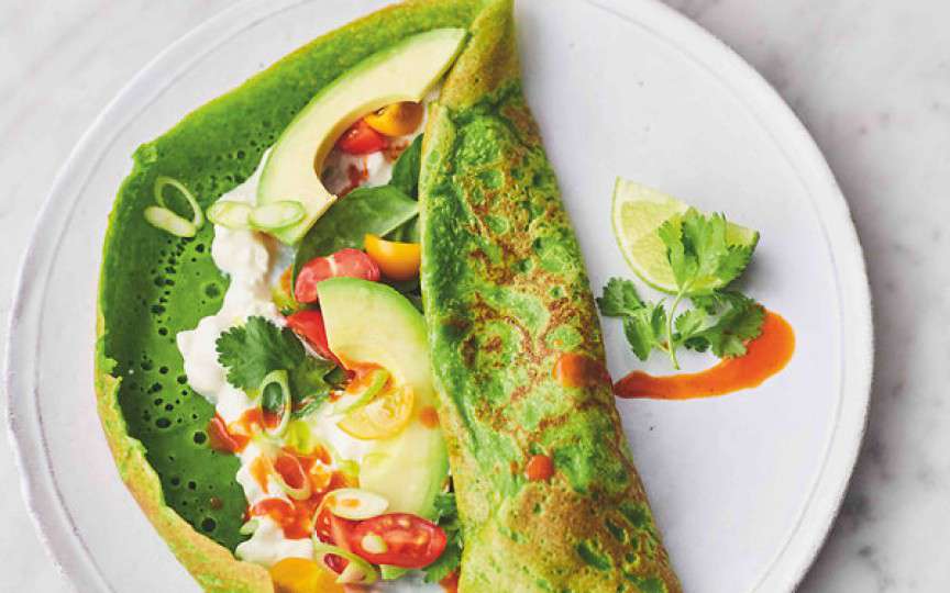 Clătite verzi cu spanac şi umplutură de avocado, roşii cherry şi brânză – sunt un deliciu sănătos