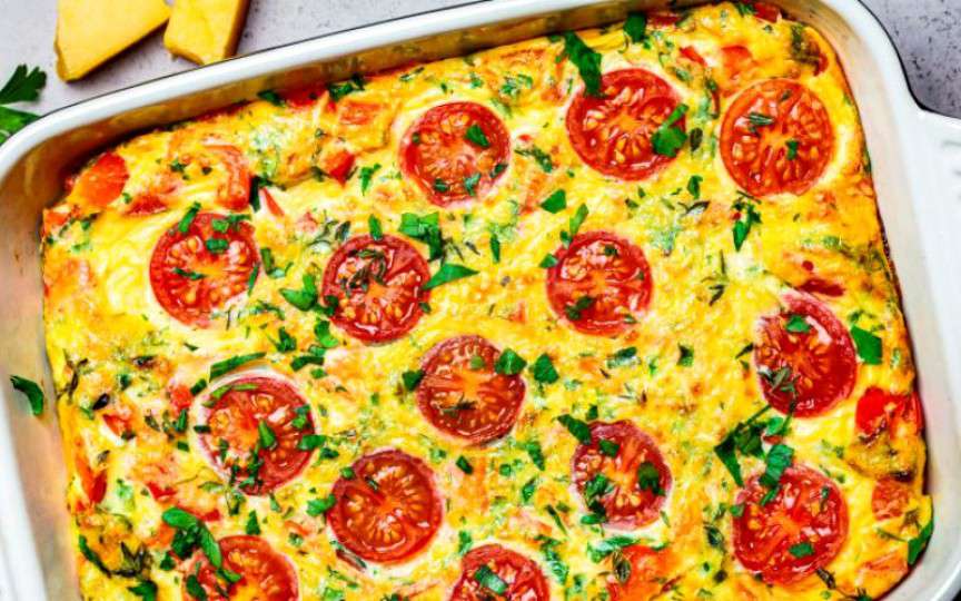 Omletă la cuptor cu legume, șuncă și brânză – un preparat sănătos și ușor de gătit