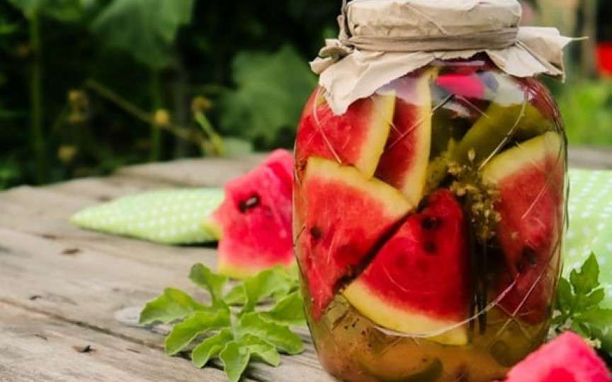 Cum să faci pepene murat, după rețeta uitată a bunicilor. Ingredientul secret care îl păstrează crocant și aromat