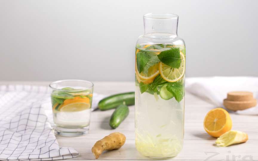 Soluție contra balonării - limonada cu mentă, ghimbir şi castravete