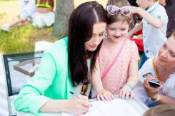 Înghesuială la autografe la lansarea Stelei Popa