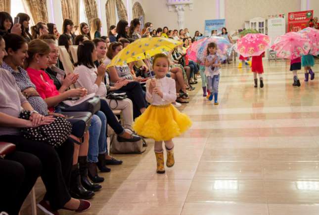 Şezătoarea Mamelor sub umbrele şi în cizme de ploaie