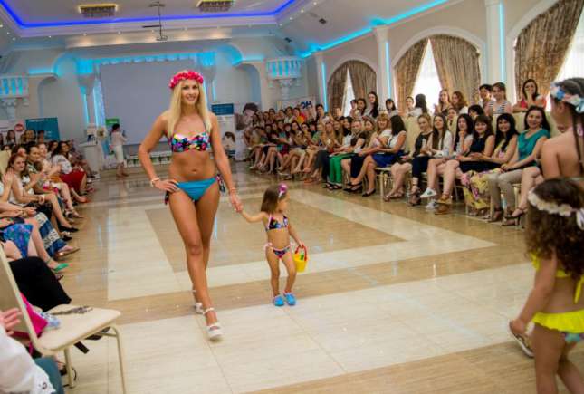 DEFILARE INCENDIARĂ cu mămici şi fiice în costume de plajă!