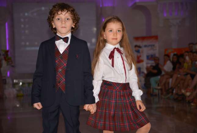 Ţinute de şcoală „made in Moldova” într-o defilare deosebită