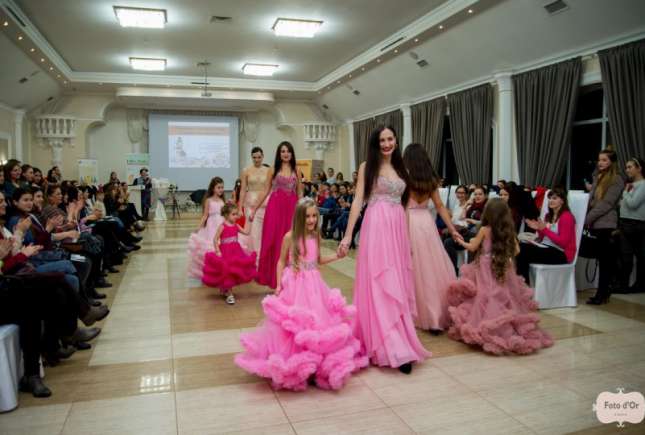 Cea de-a 30-a ediție a Șezătorii Mamelor a adunat 150 de mămici și burtici