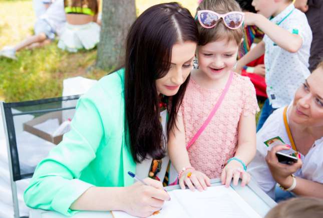 Înghesuială la autografe la lansarea Stelei Popa
