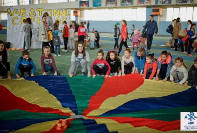 Vedeți ce soartă vitregă au trei micuți care pot fi ajutați la Maratonul Copiilor!