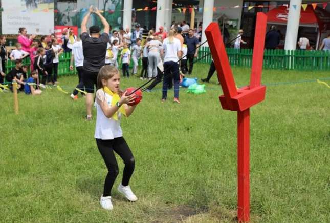 Zeci de jocuri distractive GRATUITE pentru copii la starturile vesele „Familia mea”