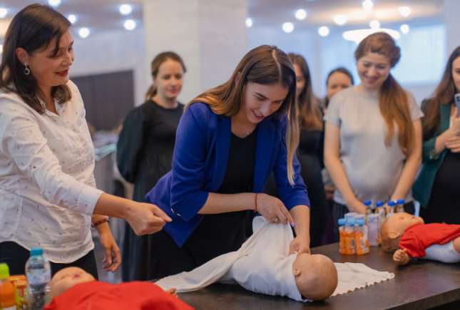 Festivalul Gravidelor: „De ce bebelușii vor non-stop în brațe la mami?”