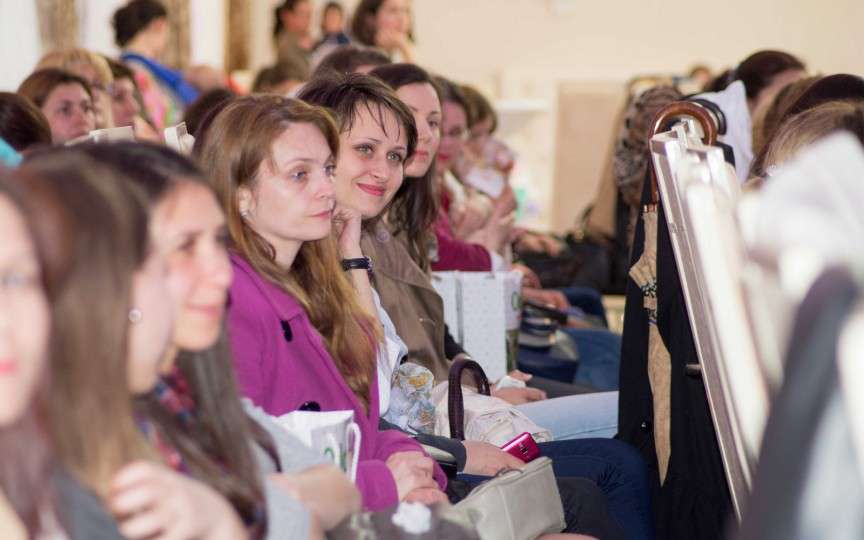 O nouă şezătoare pentru mame, cu daruri şi sfaturi preţioase