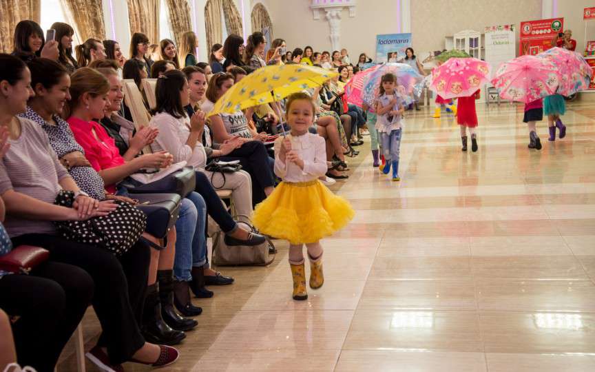 Şezătoarea Mamelor sub umbrele şi în cizme de ploaie