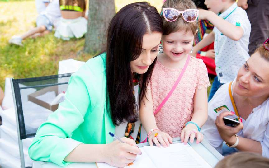 Înghesuială la autografe la lansarea Stelei Popa