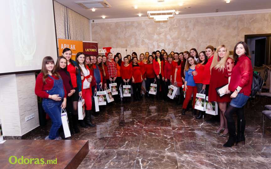Record de graviduțe îmbrăcate în roșu
