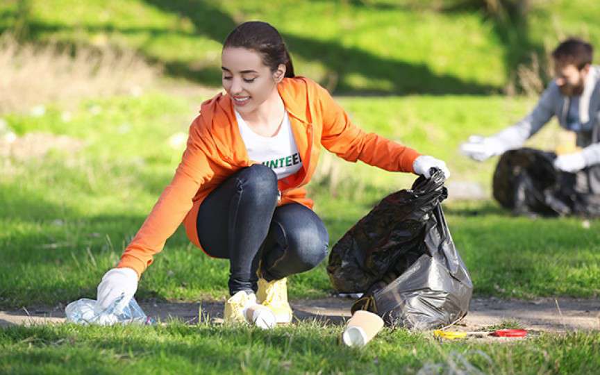 Acțiune la Chișinău prin care se îndeamnă oamenii să iasă la făcut mișcare și la strâns gunoiul din parc