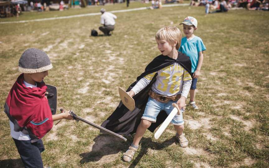 Copiii și maturii sunt invitați la cele mai captivante turniruri medievale internaționale