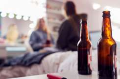 OMS este îngrijorată de consumul „alarmant” de alcool și țigări electronice în rândul tinerilor: „O amenințare gravă”