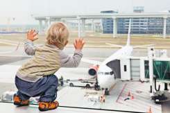 Și-au abandonat bebelușul pe aeroport, pentru că nu au vrut să-i cumpere și lui bilet