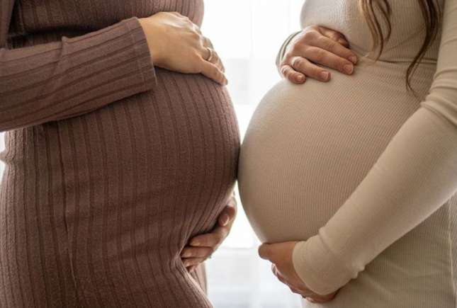 Două sarcini surpriză în familie: fiica și mama ei însărcinate în același timp