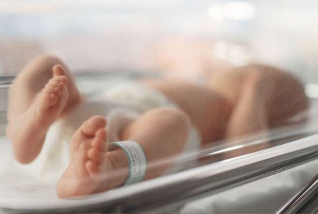 Minunea unui bebeluș născut cu 500 de grame: după 400 de zile în spital, merge acasă