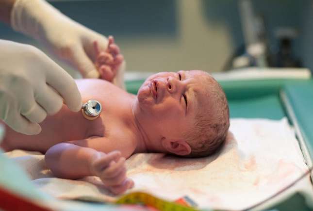 Primul copil născut de o femeie cu uter transplantat: o premieră medicală