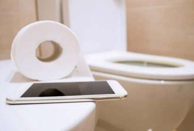 Telefonul mobil – mai murdar decât vasul de toaletă! Ce pericole ascunde și cum îl poți curăța corect
