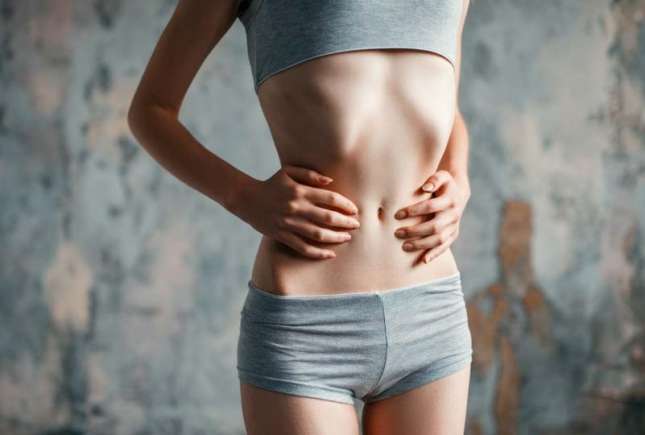 Boala extrem de rară de care suferă o tânără de 25 de ani. Trebuie să stea în picioare de fiecare dată când mănâncă sau bea apă