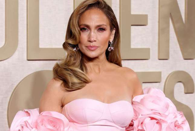 Jennifer Lopez, ținută provocatoare pe covorul roșu. Vedeta face furori la 55 de ani