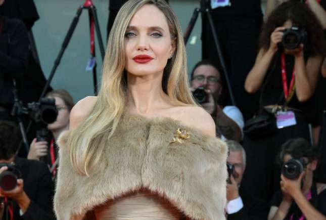 În toiul divorțului de Brad Pitt, Angelina Jolie se iubește cu un rapper mai tânăr