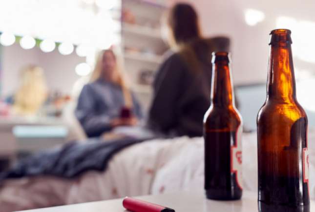 OMS este îngrijorată de consumul „alarmant” de alcool și țigări electronice în rândul tinerilor: „O amenințare gravă”