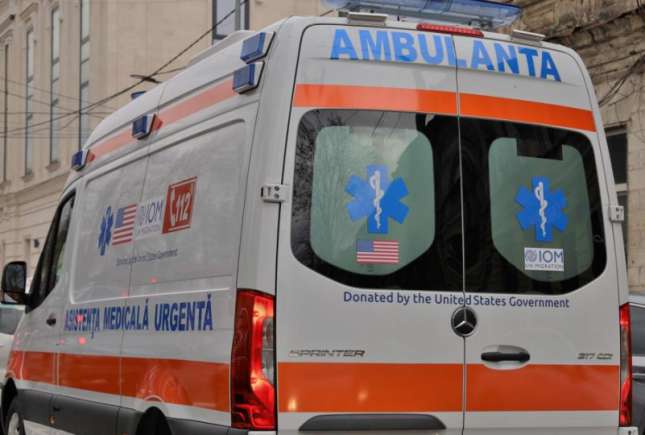 O femeie a născut o fetiță în ambulanță, în timp ce mergeau spre spital