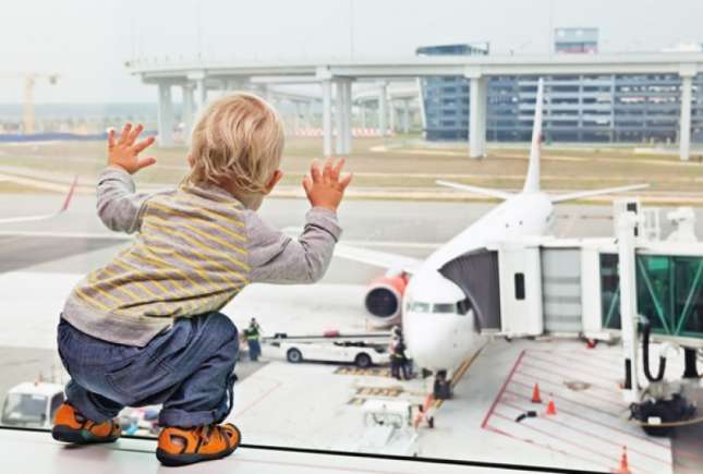 Și-au abandonat bebelușul pe aeroport, pentru că nu au vrut să-i cumpere și lui bilet
