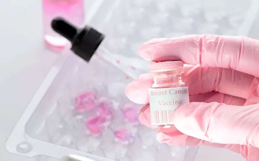 Vaccinul împotriva cancerului la sân: când ar putea fi gata și cum funcționează