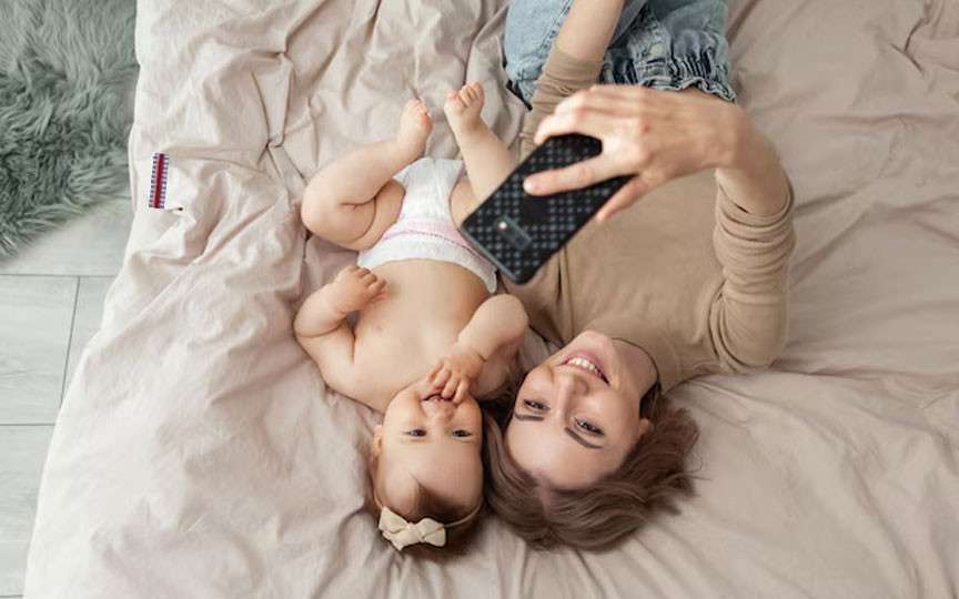 O mamă millennial regretă pozele bebelușului făcute doar cu filtre digitale: Mi-e dor de amintirile reale