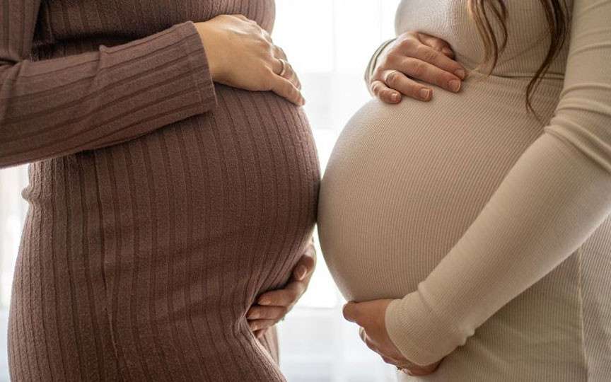 Două sarcini surpriză în familie: fiica și mama ei însărcinate în același timp