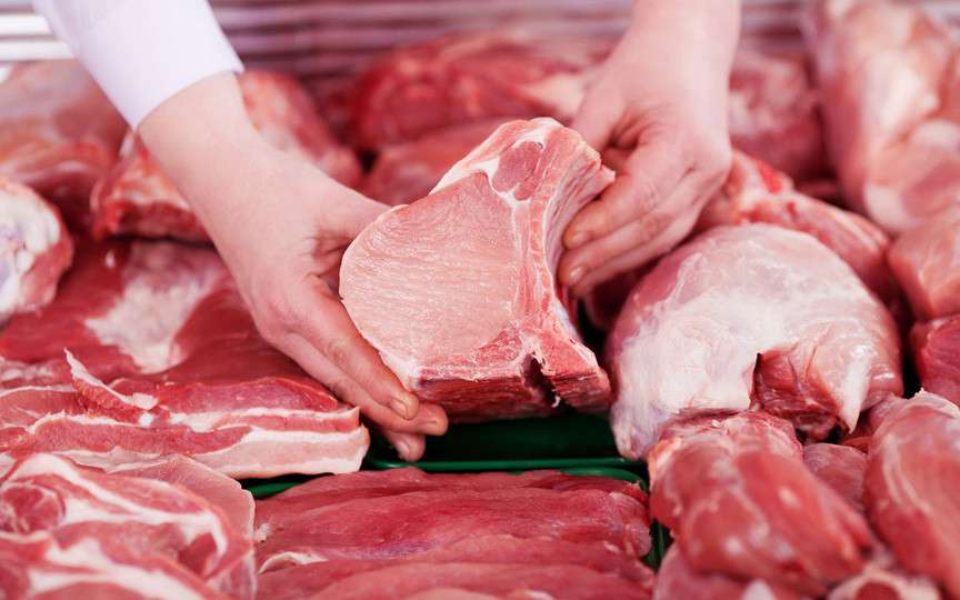 Excesul de carne roșie crește riscul de cancer colorectal – Studii recente și recomandări pentru prevenire