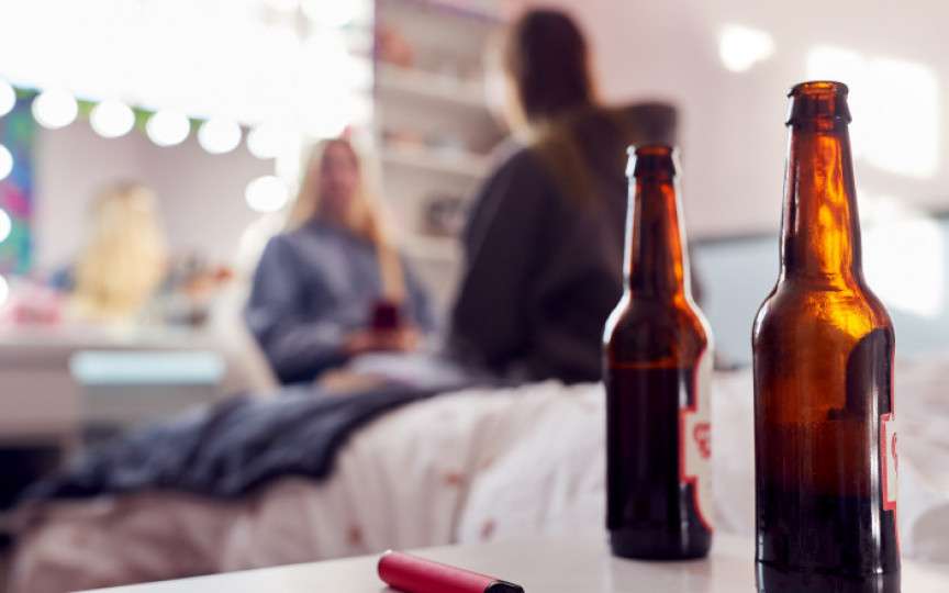 OMS este îngrijorată de consumul „alarmant” de alcool și țigări electronice în rândul tinerilor: „O amenințare gravă”