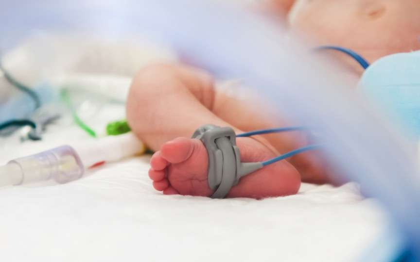 Bebeluș de doar 2 luni, bătut până la comă de mama, cadru militar. Femeia a fost arestată preventiv
