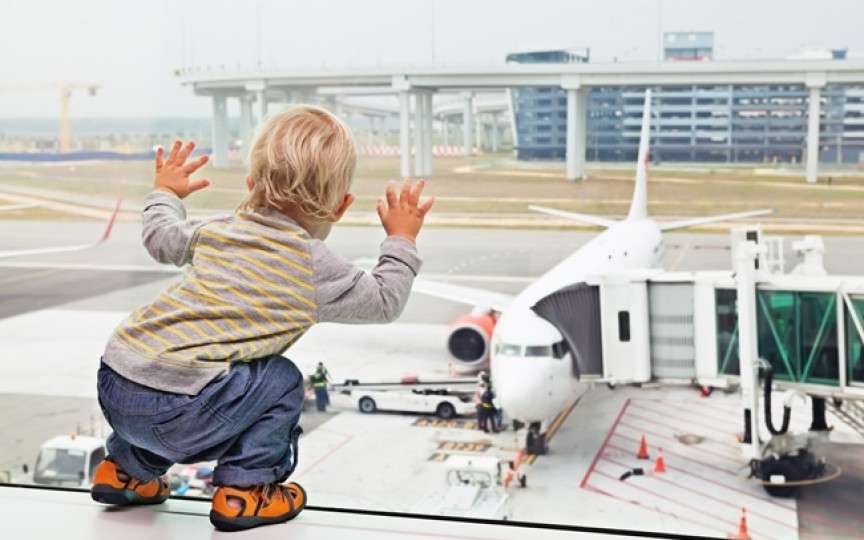 Și-au abandonat bebelușul pe aeroport, pentru că nu au vrut să-i cumpere și lui bilet
