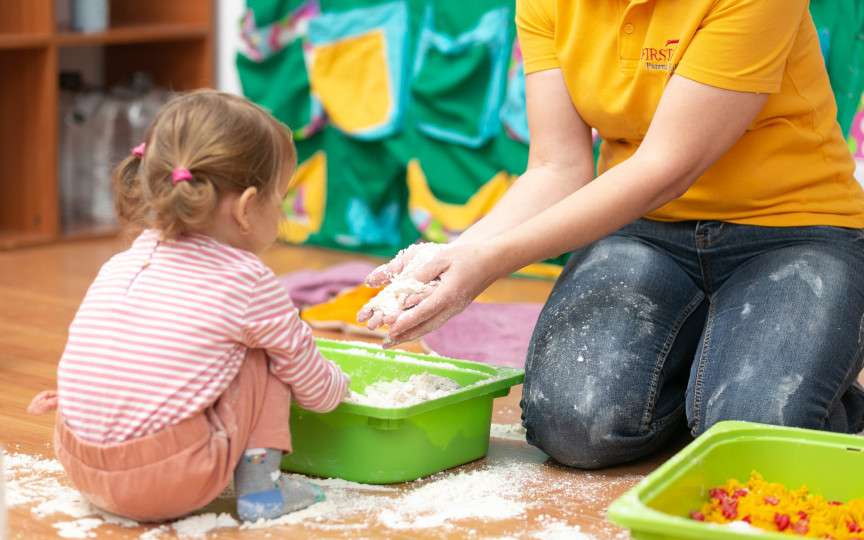 20 activități senzoriale care stimulează creierul copilului și învățarea prin joc
