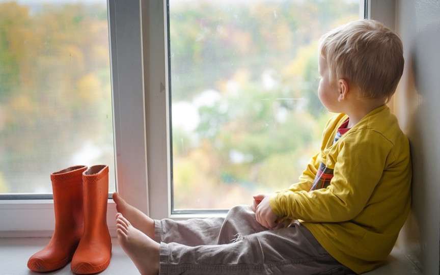 Cum să-ți ții copiii ocupați și fericiți în zilele ploioase: idei și trucuri