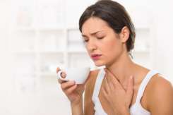 Remedii naturale contra durerilor de gât, printre care usturoiul şi ghimbirul