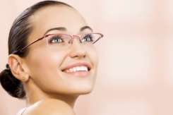 Cum alegi ramele de ochelari care îţi complimentează perfect trăsăturile?