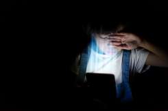 Expunerea copiilor la lumina albastră poate cauza pubertatea timpurie