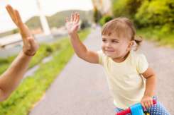 10 fraze magice pe care fiecare copil are nevoie să le audă de la părintele său
