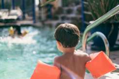 Instructorul de înot ne explică de ce pernițele plutitoare folosite la piscină pot fi periculoase pentru copii