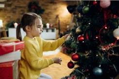 Cum să alegi bradul artificial și decorațiunile de crăciun în siguranță pentru copii și familie