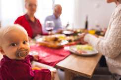 Crăciunul în familie. Cum să răspundem bunicilor, când ne predau lecții de parenting