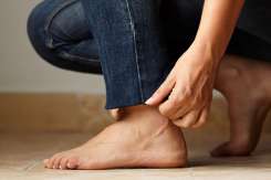 8 cauze surprinzătoare ale crăpăturilor pe călcâie și cum să le tratezi corect